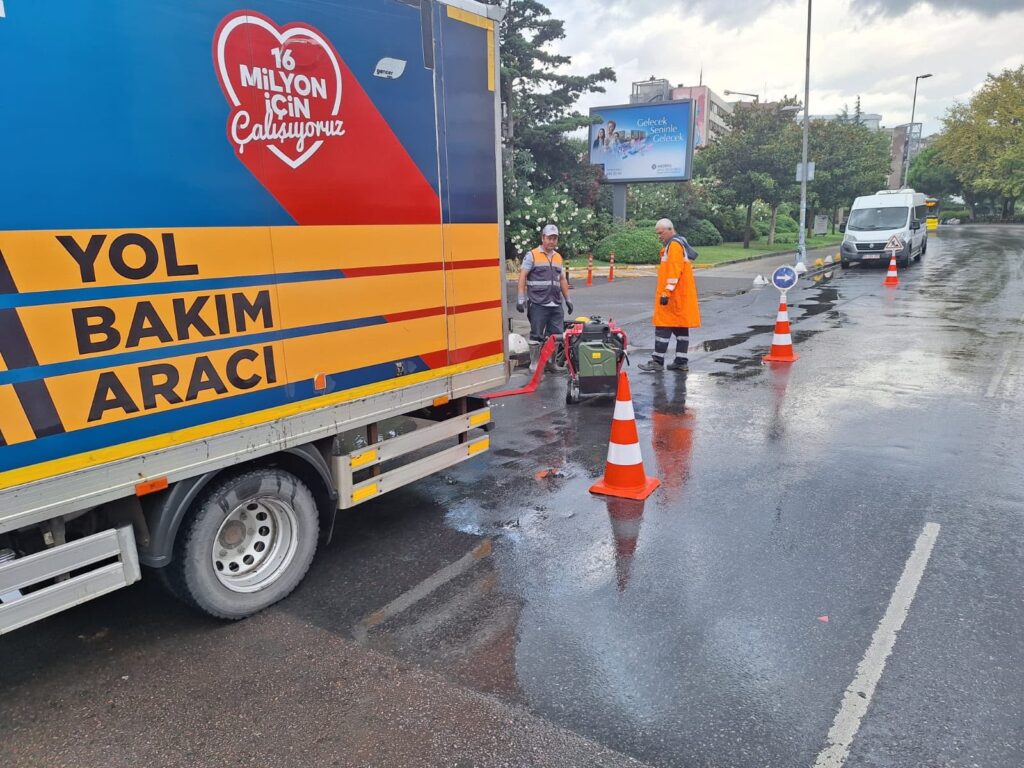 İBB, KUVVETLİ SAĞANAK YAĞIŞA KARŞI SAHADA
