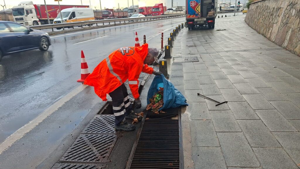İBB, KUVVETLİ SAĞANAK YAĞIŞA KARŞI SAHADA