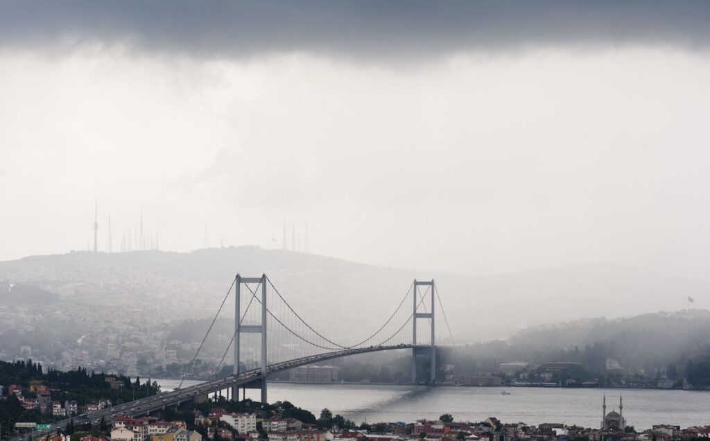 YAĞIŞLAR KAPIDA
