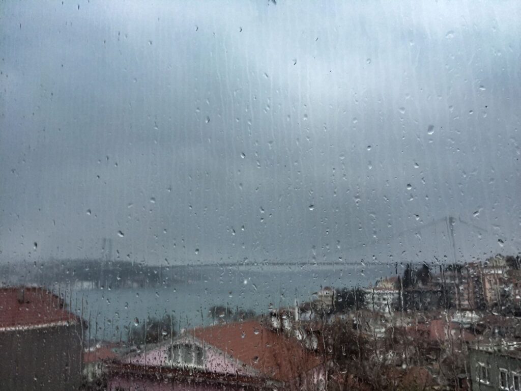 SICAKLIKLAR DÜŞÜYOR, KUVVETLİ SAĞANAK GELİYOR