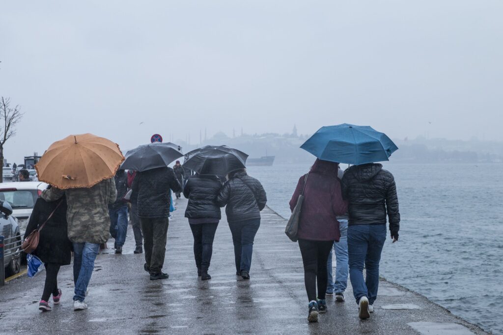SICAKLIKLAR DÜŞÜYOR, KUVVETLİ SAĞANAK GELİYOR