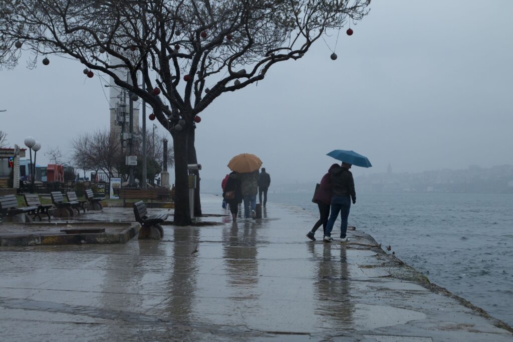 KUVVETLİ YAĞIŞ VE FIRTINA UYARISI