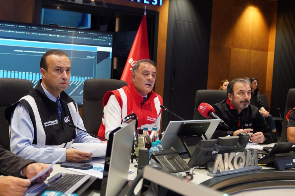 AKOM'DA GECE BOYU MESAİ